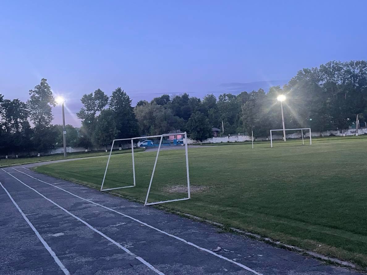 У Шаргороді на стадіоні «Колос» встановили освітлення