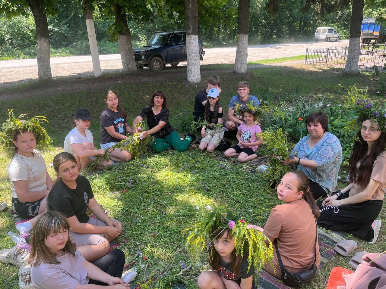 У Міжліссі дітей навчали плести українські віночки з польових квітів