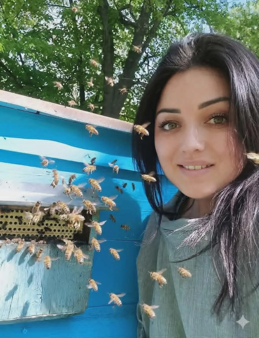 «Поки бджоли — доти й люди»: як жінка на Барщині створила пасіку на 150 вуликів