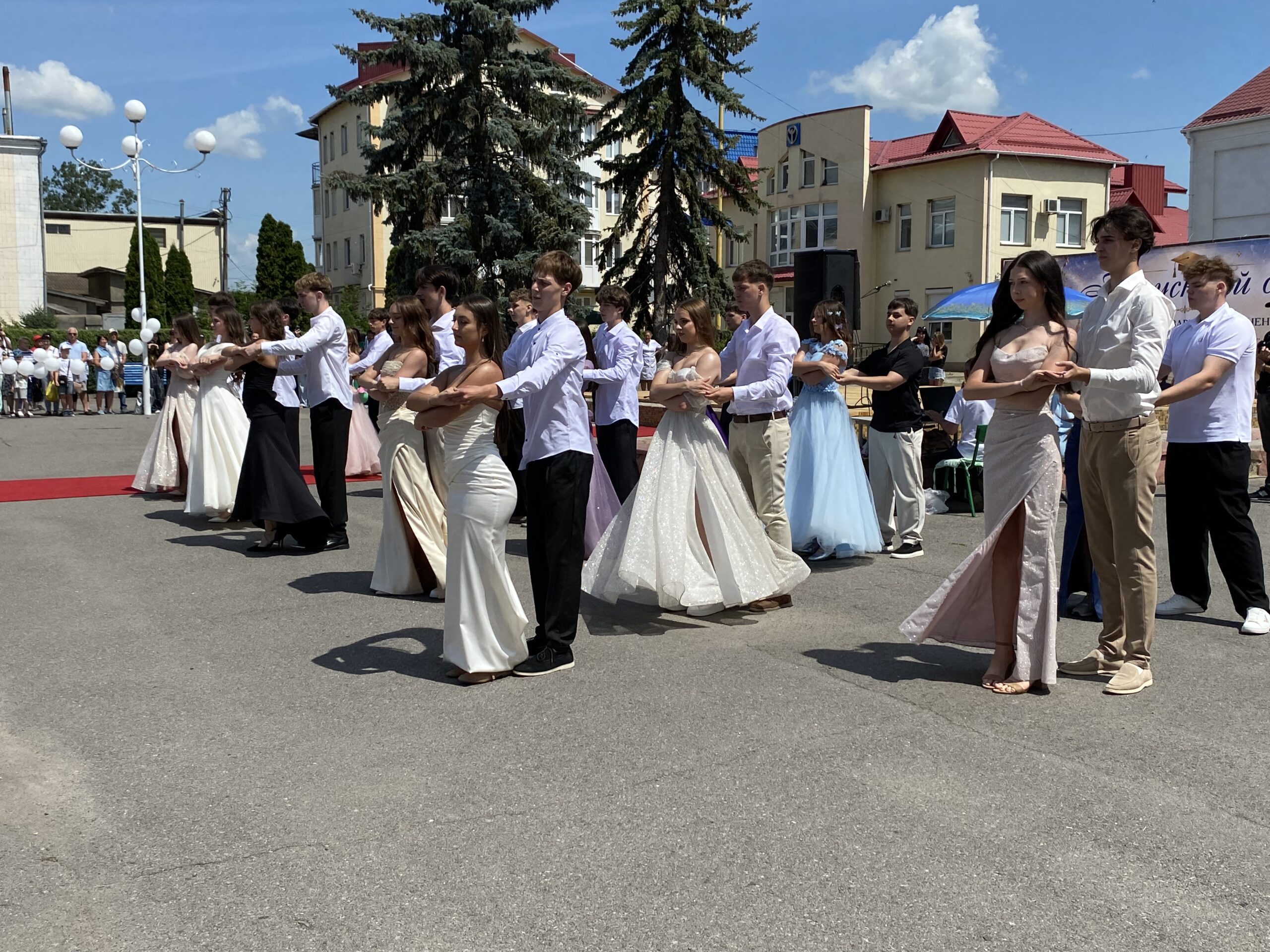 У Барі вперше провели загальноміський випускний бал - фоторепортаж