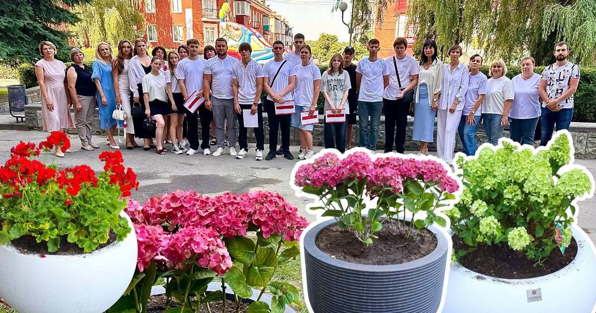 Випускники Жмеринської громади висадили Алею квітів на площі Миру
